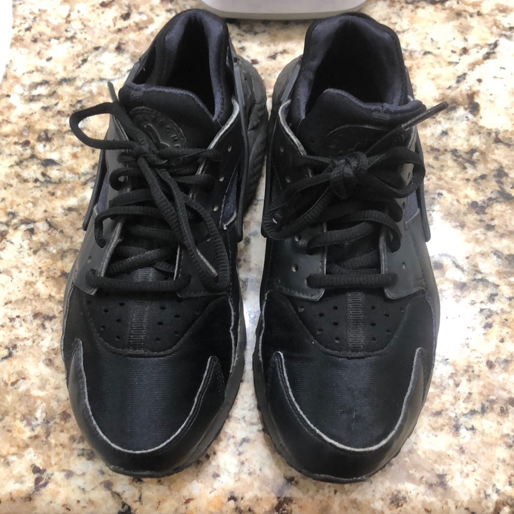 Black Nike Air Huarache Run size 7